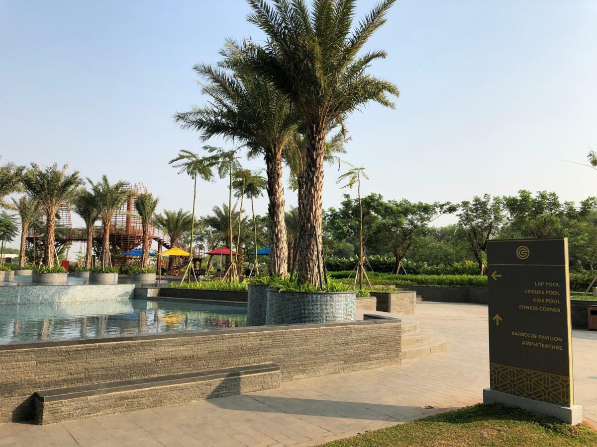 Gold Coast Pik Sea View Apartments By Longesuites Jakarta Exteriör bild